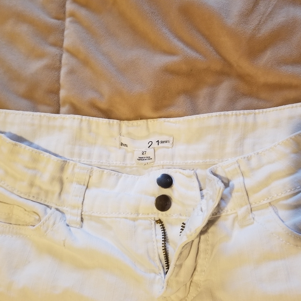 Women's white jean shorts - Picture 3 of 3